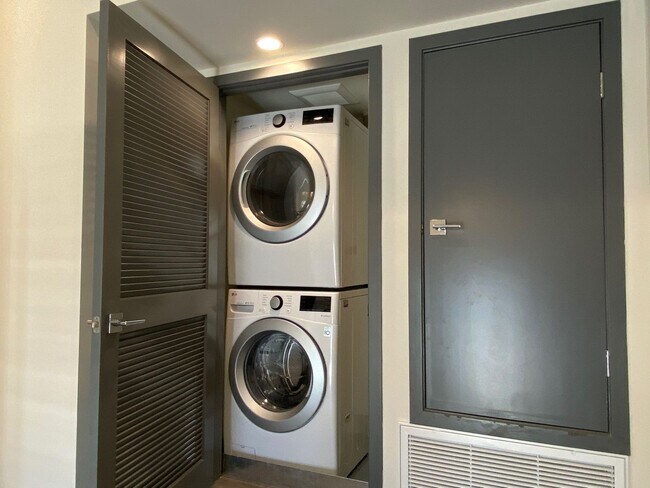 Building Photo - NEW SMART*4BD*4BA*TOWNHOME/ROOF DECK*CENTRAL AIR/HEAT*STAINLESS STEEL APPLIANCES*WASHER/DRYER IN ...