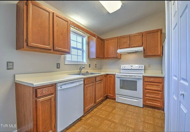 Building Photo - Split foyer 3 bedroom home in quiet area with bonus room, large yard, 2-car garage $2000