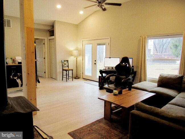 Building Photo - 286 Mission Rd N