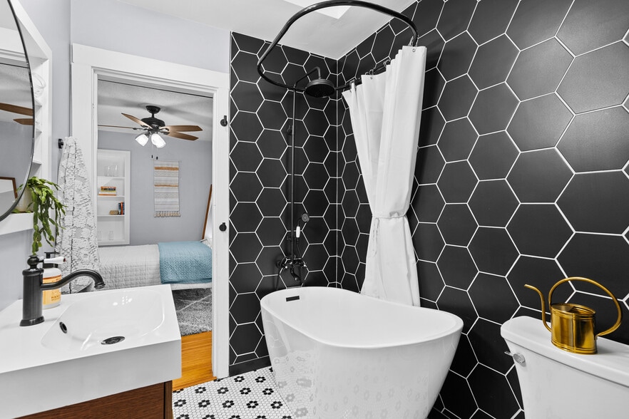 Building Photo - 1120 W Broadway