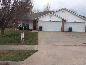 Building Photo - Great Townhouse in West Fayetteville