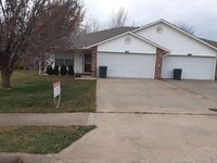 Building Photo - Great Townhouse in West Fayetteville