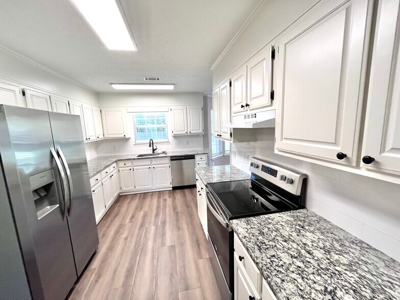 Building Photo - 2235 Millwood Dr