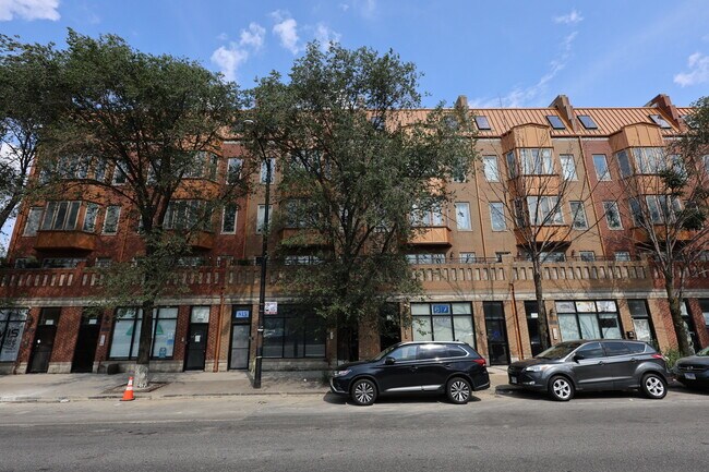 Building Photo - 815 S Western Ave