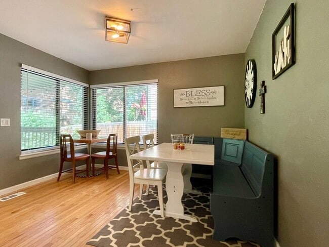 Building Photo - AVAILABLE TODAY - Beautiful 4BD/4BA Low-Ma...