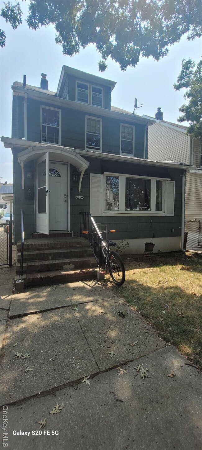 Building Photo - 88-25 Lyman St
