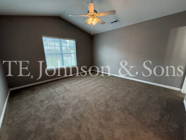 Building Photo - Modern Comfort with Vaulted Ceilings & Garage in Winston-Salem