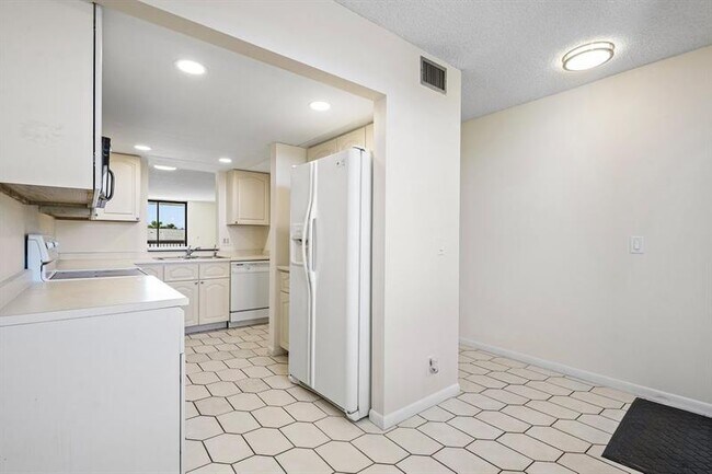 Building Photo - 2707 NE 14th Street Causeway