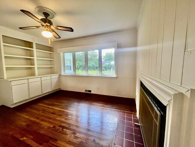 Building Photo - Charming 5 Bedroom Home Close to Everything!