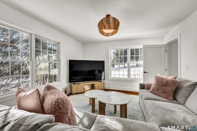 Building Photo - 5 Main Dr