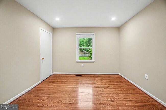 Building Photo - 16200 Edgewood Dr