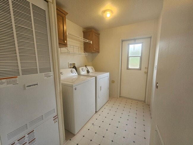 Building Photo - Like New 3 Bedroom On Acre Plus in Moundhouse