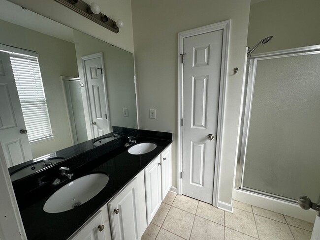 Building Photo - Market Common Townhome