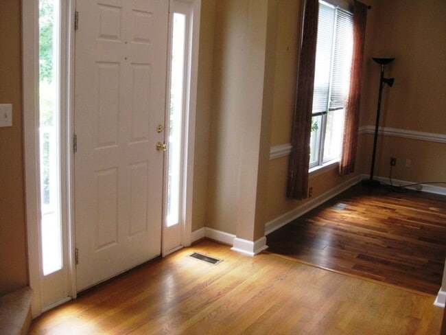 Building Photo - Pre-lease now for April!