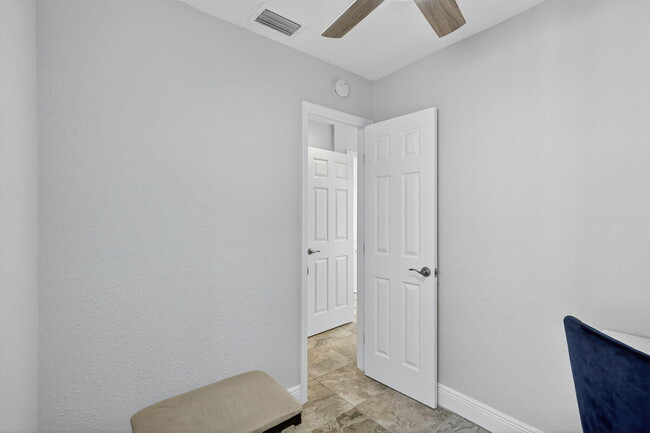 Building Photo - 950 S Kanner Hwy