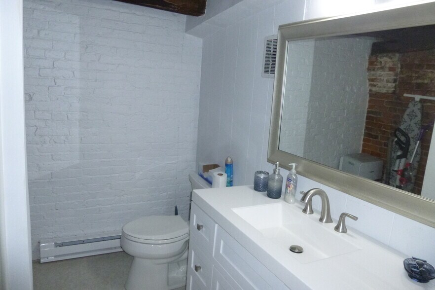 Building Photo - 42 Market St