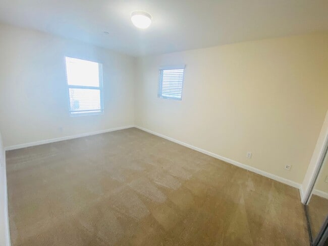 Building Photo - Beautiful Townhome in Downtown San Jose.  ...