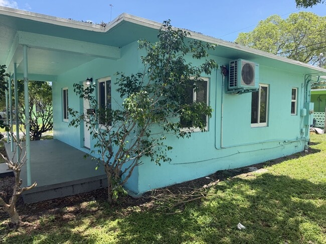 Building Photo - Freshly rehabbed, centrally located 2/1!