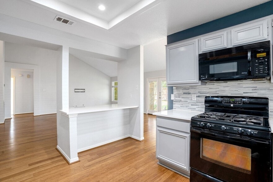 Building Photo - 9831 Meadow Bend Ln