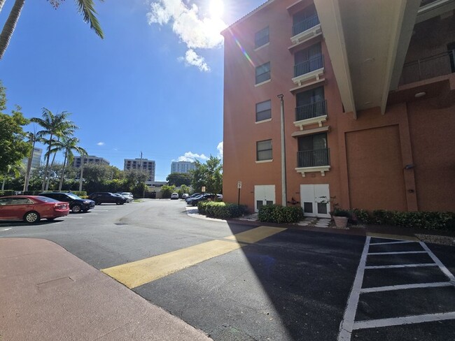 Building Photo - Beautiful 2 Bed 2 Bath Condo in West Palm ...