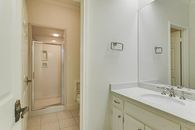 Building Photo - 4000 Belmont Park Dr