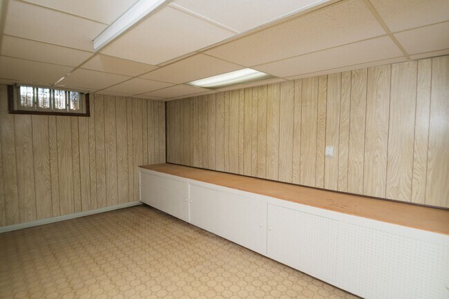 Building Photo - 3 bed 2 bath home in Valparaiso