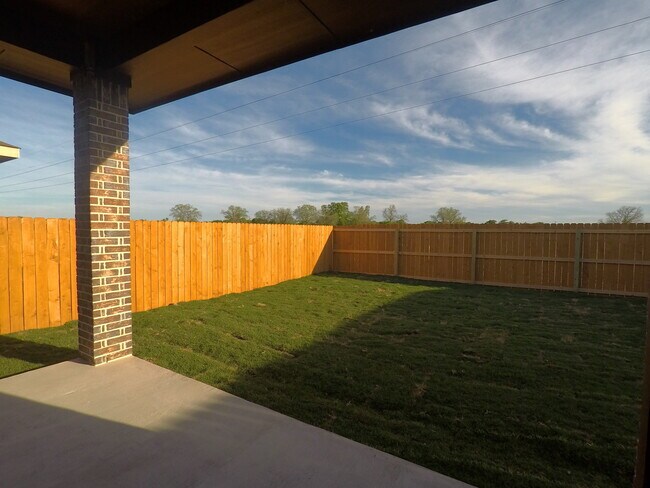 Building Photo - LUXURY TOWNHOME LOCATED IN BASTROP, TEXAS!
