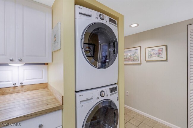 Building Photo - 5899 Chanteclair Dr