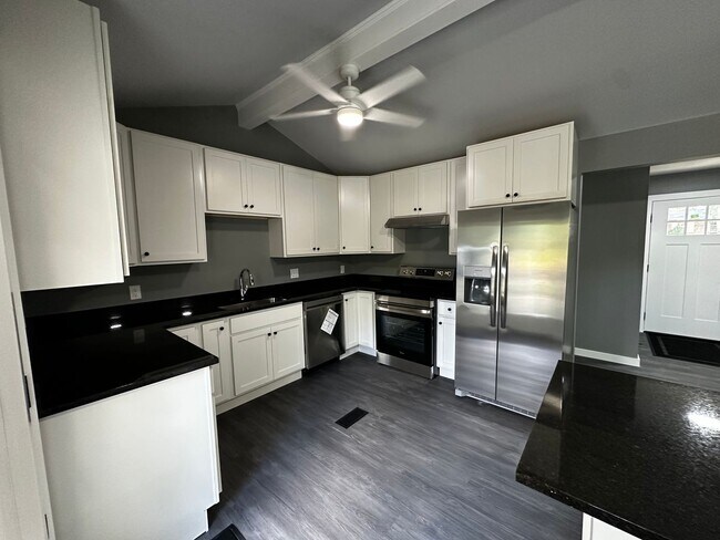 Building Photo - Fully Renovated in the Heart of Hendersonv...