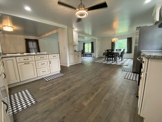 Building Photo - 22490 W Ireland Rd