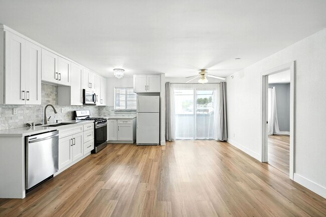 Building Photo - Charming 2BR + 2BA Condo in Tarzana availa...