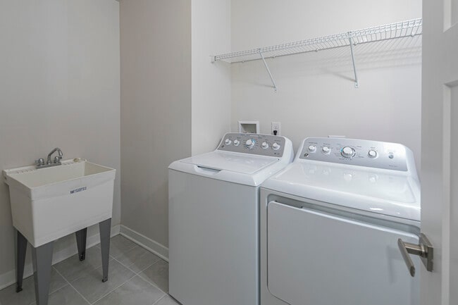 Building Photo - 2410 Lenox Dr