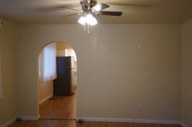 Building Photo - Spacious 3 bedroom, 1 bathroom renovated home