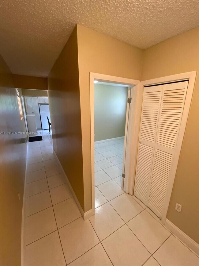 Building Photo - 671 E 59th St