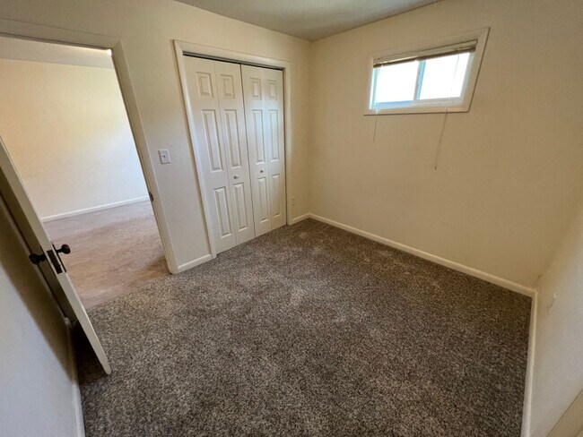 Building Photo - 102 E Park Ave