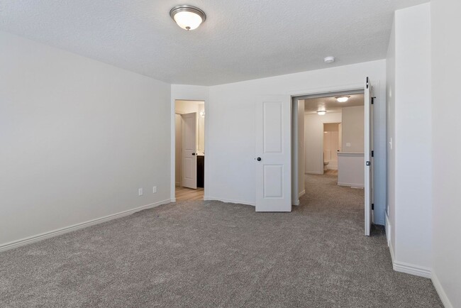 Building Photo - Chic 3 Bed 2.5 Bath Townhome in Spanish Fork!
