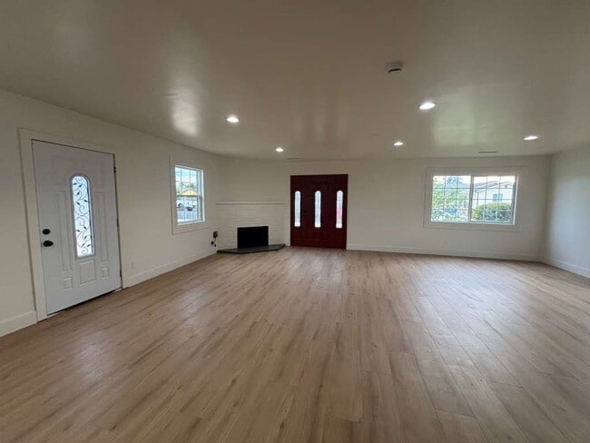 Building Photo - 7323 Luxor St