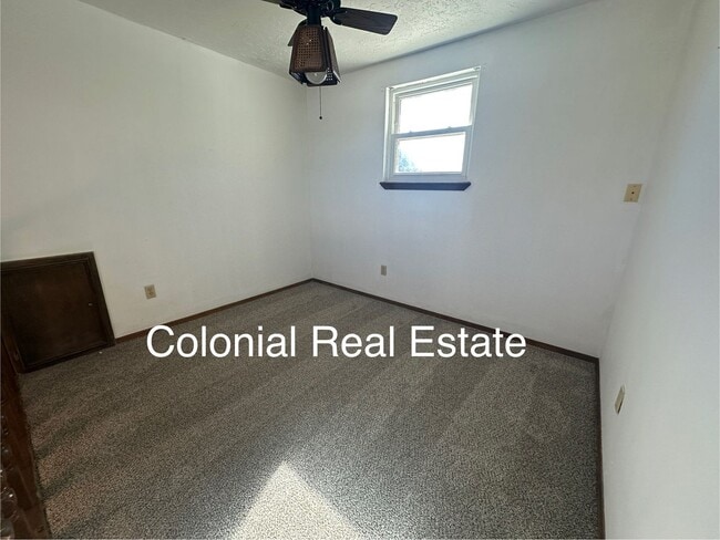 Building Photo - Spacious 2 story home