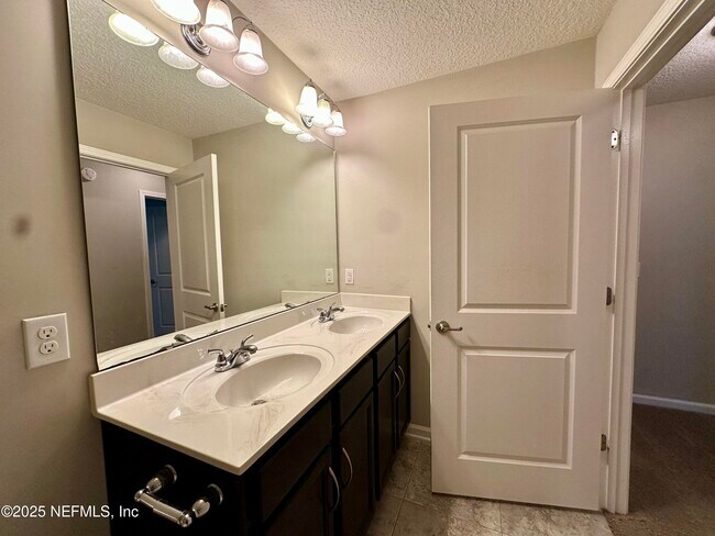 Building Photo - 159 Woodcross Dr