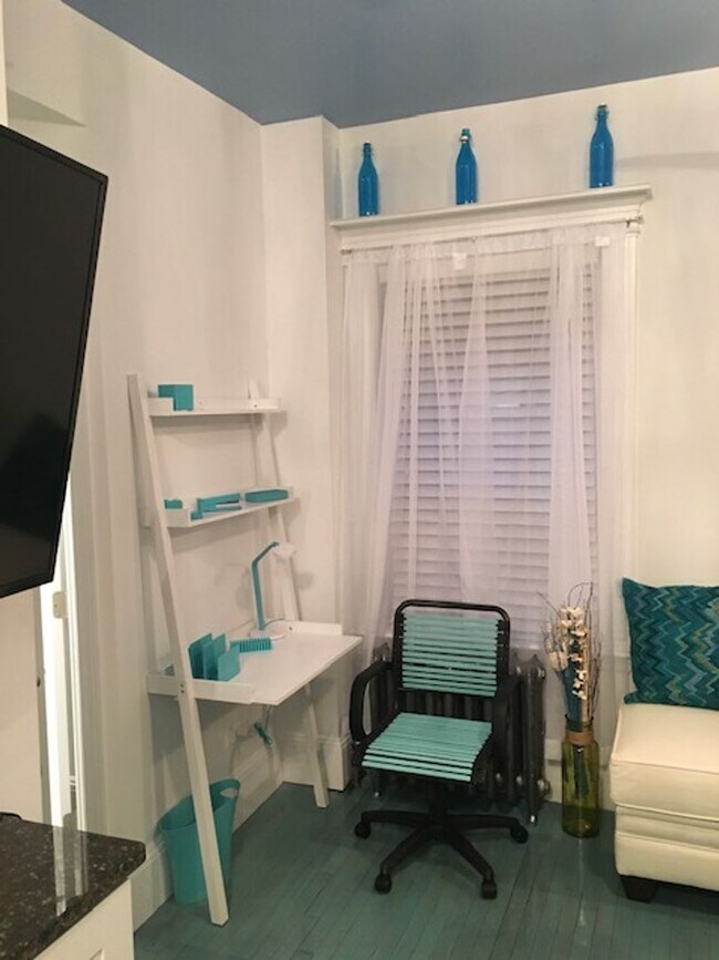 Building Photo - Updated Studio/1 BA