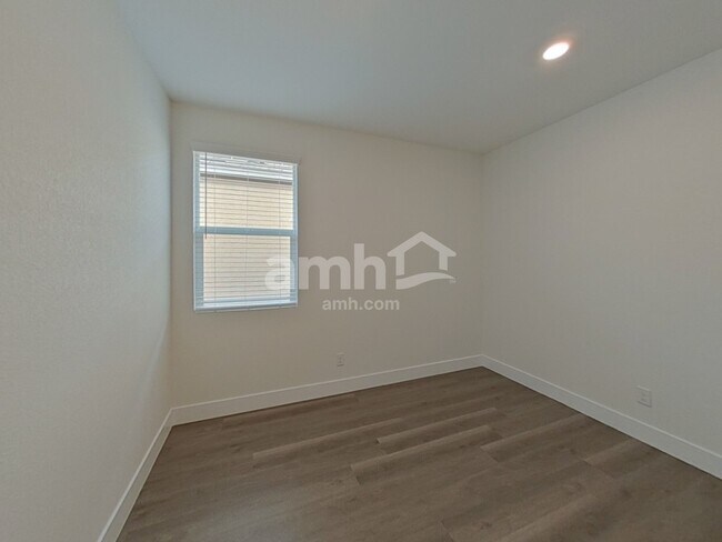 Building Photo - 889 English Primrose St