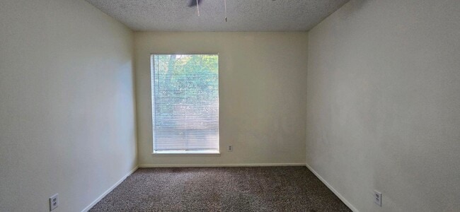 Building Photo - Tour Today!  2/1.5 Townhome in Longview