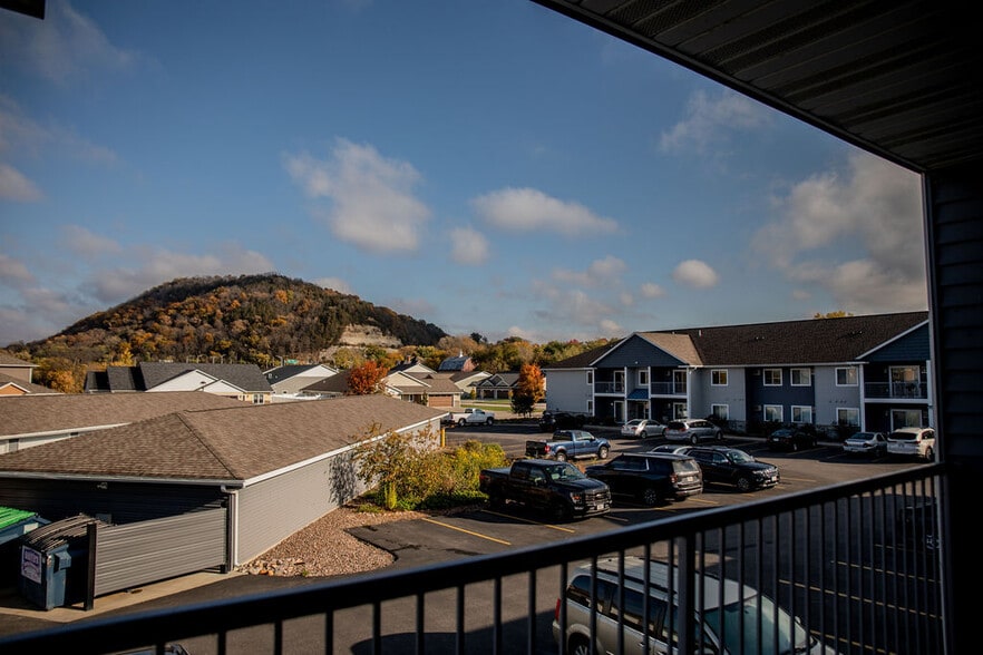 Building Photo - 3850 Sunnyside Dr W