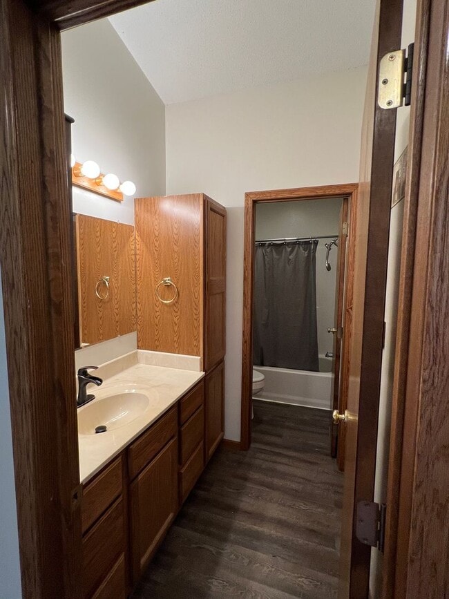 Building Photo - 4 Bedroom, 2 Bath Home for Rent