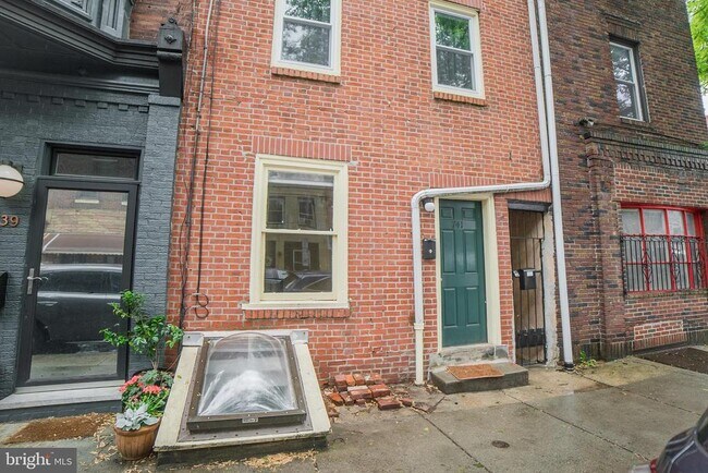 Primary Photo - 741 S 6th St