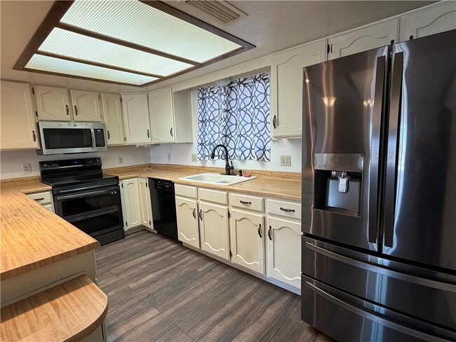 Building Photo - 883 Los Flores St