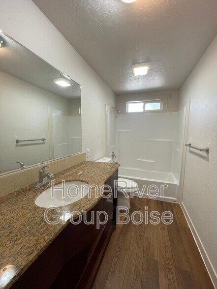 Building Photo - 102 N Homedale Ave