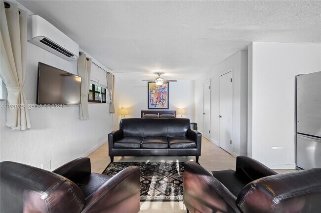 Building Photo - 1181 NE 160th St