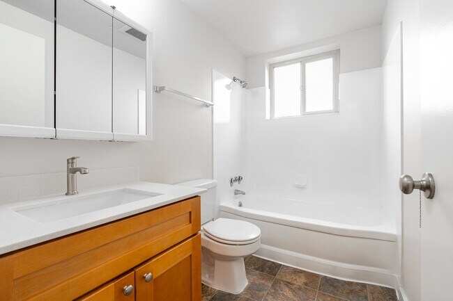 Building Photo - Twin Court - Ballard - Renovated Unit