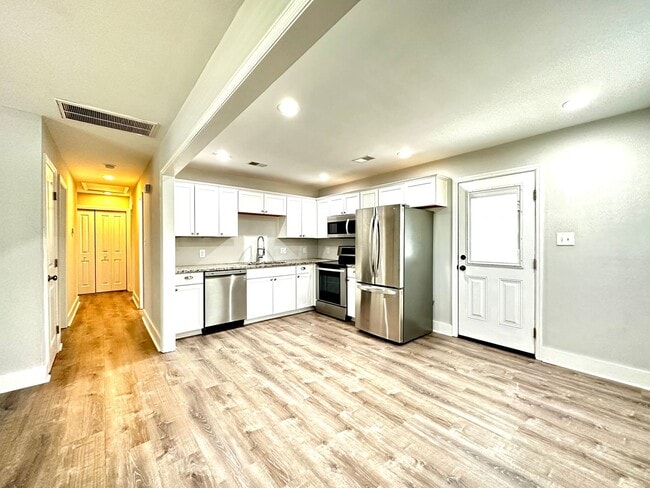 Building Photo - Gorgeous 3 Bed 1 Bath Renovated Brick Home...